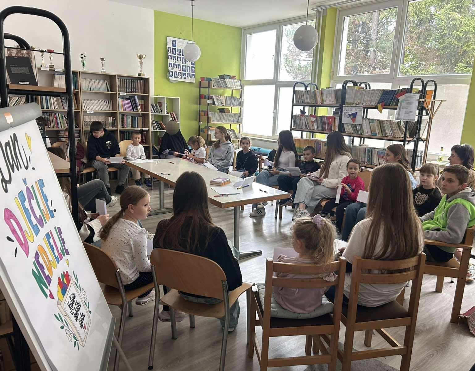 Učenici učestvuju u radionici u školskoj biblioteci